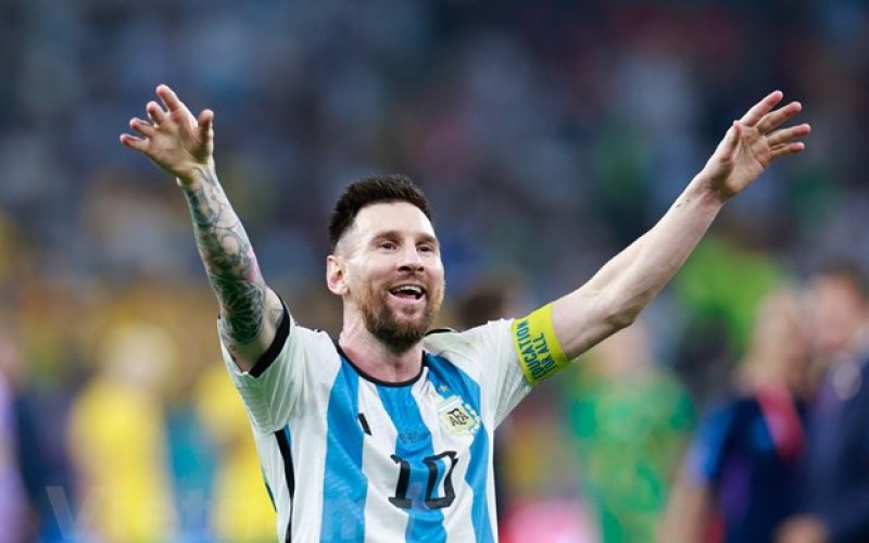 Lionel Messi điều khiển cuộc chơi bằng những nhịp chạm tinh tế đến mức tối giản nhưng đầy sát thương