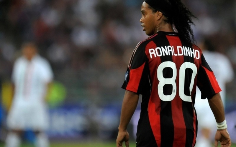 Ronaldinho và nụ cười nghệ sĩ tái hiện lại những giây phút trái bóng biến thành phép màu trên thảm cỏ
